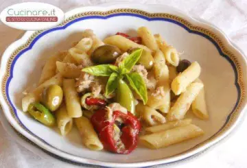 PENNE AL TONNO CON PEPERONCINI DOLCI, ACCIUGHE,  OLIVE PICCANTI E ANETO