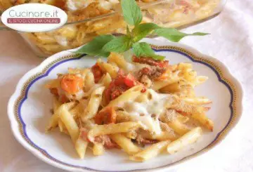 PENNE AL FORNO CON POMODORINI GRIGLIATI, MOZZARELLA E PANE NERO