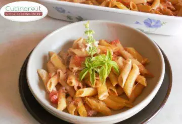 PENNE MISTE AL FORNO CON ACCIUGHE, MOZZARELLA E BASILICO