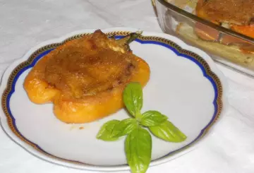 PEPERONI RIPIENI CON MELANZANE, ZUCCHINE E RICOTTA SALATA