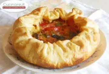 TORTA SALATA CON PEPERONI, MOZZARELLA, OLIVE PICCANTI E ORIGANO
