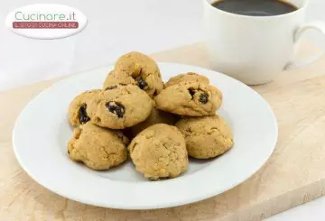 BISCOTTI CON UVETTA, PINOLI E PEPERONCINO