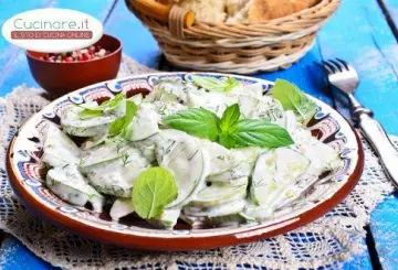 CETRIOLI CON YOGURT E MENTA