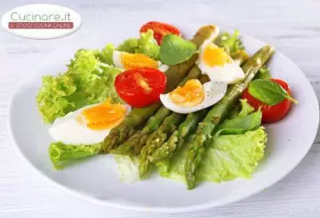 INSALATA DI ASPARAGI, POMODORINI E UOVA