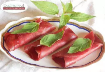 INVOLTINI DI BRESAOLA CON CAPRINO E SALVIA ANANAS