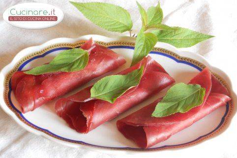 Involtini di Bresaola con Caprino e Salvia ananas