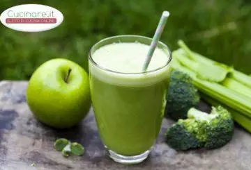 SUCCO DI BROCCOLI, SEDANO E MELA VERDE