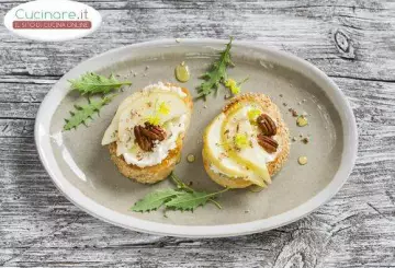 BRUSCHETTA CON CREMA DI FORMAGGIO, PERE, NOCI PECAN E MIELE