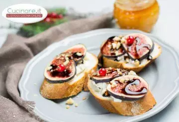 BRUSCHETTE CON RICOTTA, FICHI, NOCI E MIELE