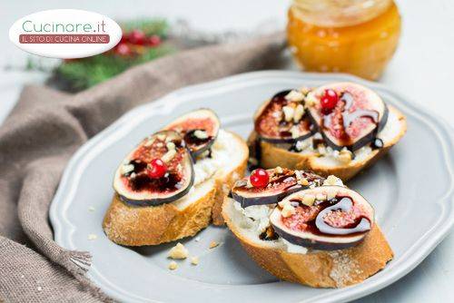 Bruschette con Ricotta, Fichi, Noci e Miele