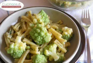 CASERECCE ALLA COLATURA DI ALICI CON BROCCOLO ROMANESCO