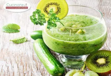 CENTRIFUGATO DI UVA, SPINACINI, KIWI E CETRIOLO