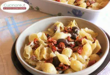 CONCHIGLIE AL FORNO CON POMODORI SECCHI, MOZZARELLA E OLIVE PICCANTI
