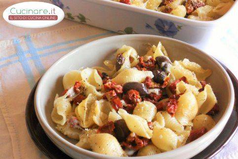 Conchiglie al forno con Pomodori secchi, Mozzarella e Olive piccanti