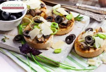 CROSTINI CON OLIVE NERE, CIPOLLOTTI E SCAGLIE DI PECORINO