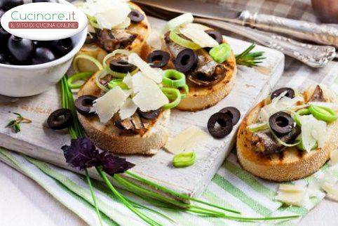 Crostini con Olive nere, Cipollotti e scaglie di Pecorino