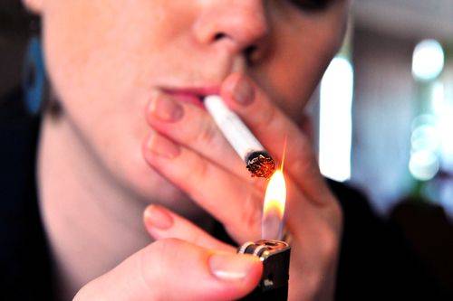 Il bon ton nel comportamento del fumatore di sigaretta