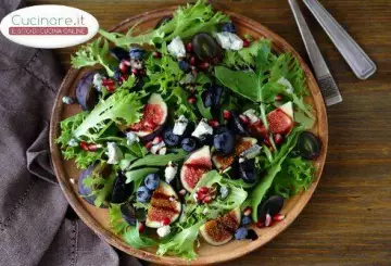 INSALATA DI RUCOLA, UVA, MIRTILLI, FICHI E MELOGRANO