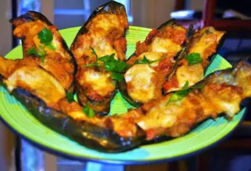 MELANZANE A BARCHETTA CON RIPIENO DI SCAMORZA E PANCETTA