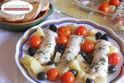 Merluzzo al forno con Pomodorini, Patate e Olive nere