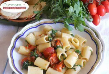 PASTA CON RUCOLA, POMODORINI GRIGLIATI E PECORINO SARDO