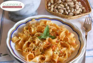 PASTA IN SALSA DI PEPERONI ROSSI CON GRANELLA DI PISTACCHI