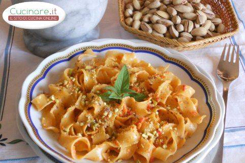 Pasta in salsa di Peperoni rossi con granella di Pistacchi