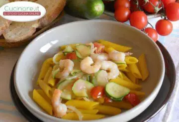 PENNE ALLO ZAFFERANO CON ZUCCHINE E GAMBERETTI AL PIGATO