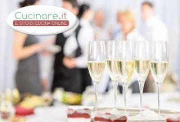 Galateo: pranzo in piedi con eleganza