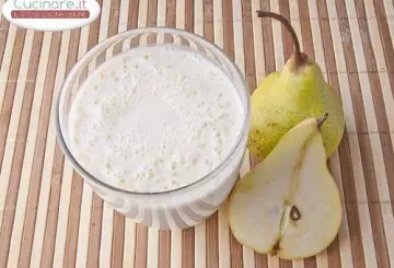 SMOOTHIE PERA, MANDORLE, YOGURT E LATTE DI COCCO