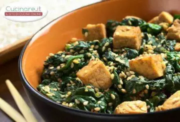 TOFU AGLI SPINACI, ZENZERO E SEMI DI SESAMO