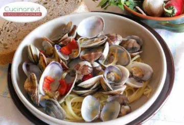 VONGOLE VERACI IN SALSA DI MIRTO E VERMENTINO CON TRENETTE