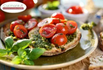 BRUSCHETTE AL PESTO DI BROCCOLI E POMODORINI