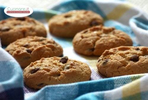 Cookies al Latte Condensato, Nocciole e Gocce di Cioccolato