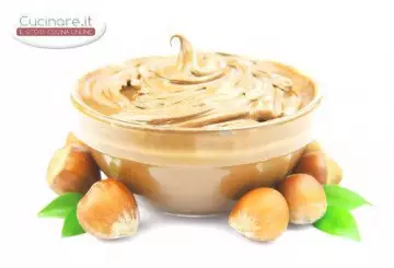 CREMA PASTICCERA ALLA NOCCIOLA