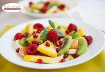 MACEDONIA CON ANANAS, KIWI, MELOGRANO, MANDARINO, MELA, BANANA E MENTA