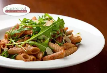 PENNE INTEGRALI CON PESTO DI POMODORI SECCHI E RUCOLA