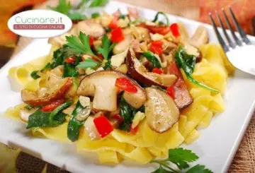 TAGLIATELLE CON FUNGHI, PEPERONCINO PICCANTE E SPINACI