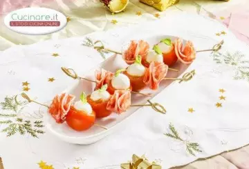 STUZZICHINI CON PROSCIUTTO CRUDO, POMODORINI, MOZZARELLA E BASILICO