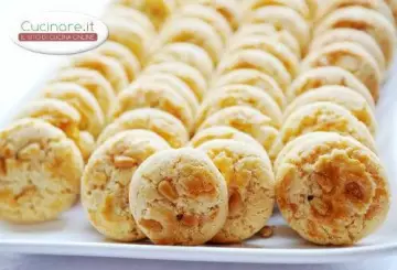 BISCOTTI AI PINOLI
