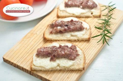 Bruschetta con Formaggio, Salsiccia e Rosmarino