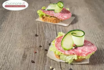 BRUSCHETTE CON INSALATA, SALAME E ZUCCHINE