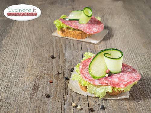 Bruschette con Insalata, Salame e Zucchine