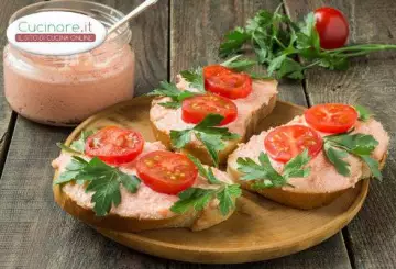 BRUSCHETTA CON MOUSSE DI PROSCIUTTO COTTO E POMODORINI