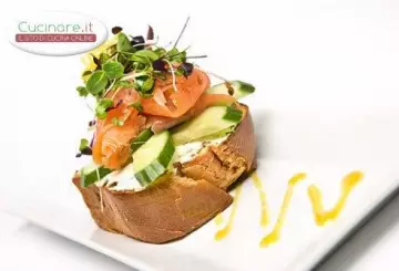 BRUSCHETTA CON PHILADELPHIA, CETRIOLI, SALMONE AFFUMICATO E INSALATINA