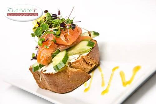 Bruschetta con philadelphia, cetrioli, salmone affumicato e insalatina