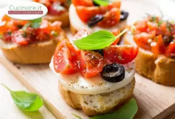 BRUSCHETTE CON FORMAGGIO, POMODORINI E OLIVE