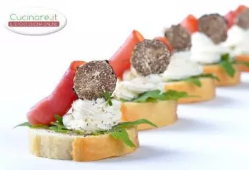 BRUSCHETTE CON RUCOLA, PROSCIUTTO CRUDO, FORMAGGIO E TARTUFO