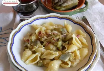 CONCHIGLIE CON PROSCIUTTO CRUDO E CARCIOFI