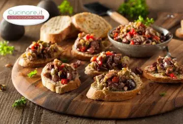 CROSTINI CON CAPPERI E PINOLI